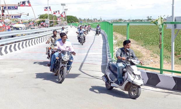 Two-wheeler lane along the Periyakulam tank in Ukkadam was inaugurated by CM J. Jayalalithaa. (Photo: DC) Two-wheeler lane along the Periyakulam tank in Ukkadam was inaugurated by CM J. Jayalalithaa. (Photo: DC)